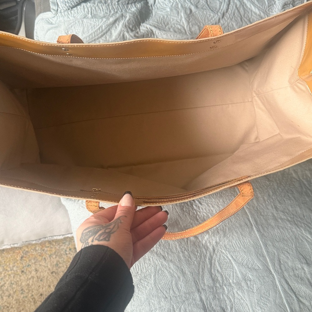 Louis Vuitton Reed GM Tote/
Vernis 2001 Yellow- Preowned w/ callouts - Picture 5 of 11